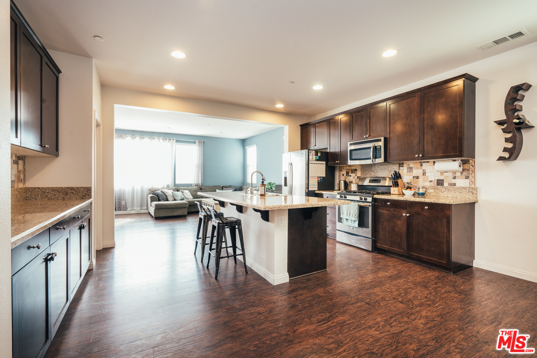 26370 Piazza Di Sarro Newhall, CA 91321 - Photo 8 of 35