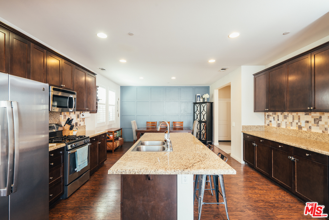 26370 Piazza Di Sarro Newhall, CA 91321 - Photo 9 of 35