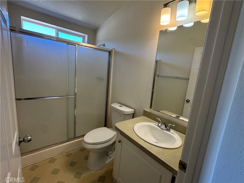 41251 Rope Road Hemet, CA 92544 - Photo 21 of 32 Hall Bathroom