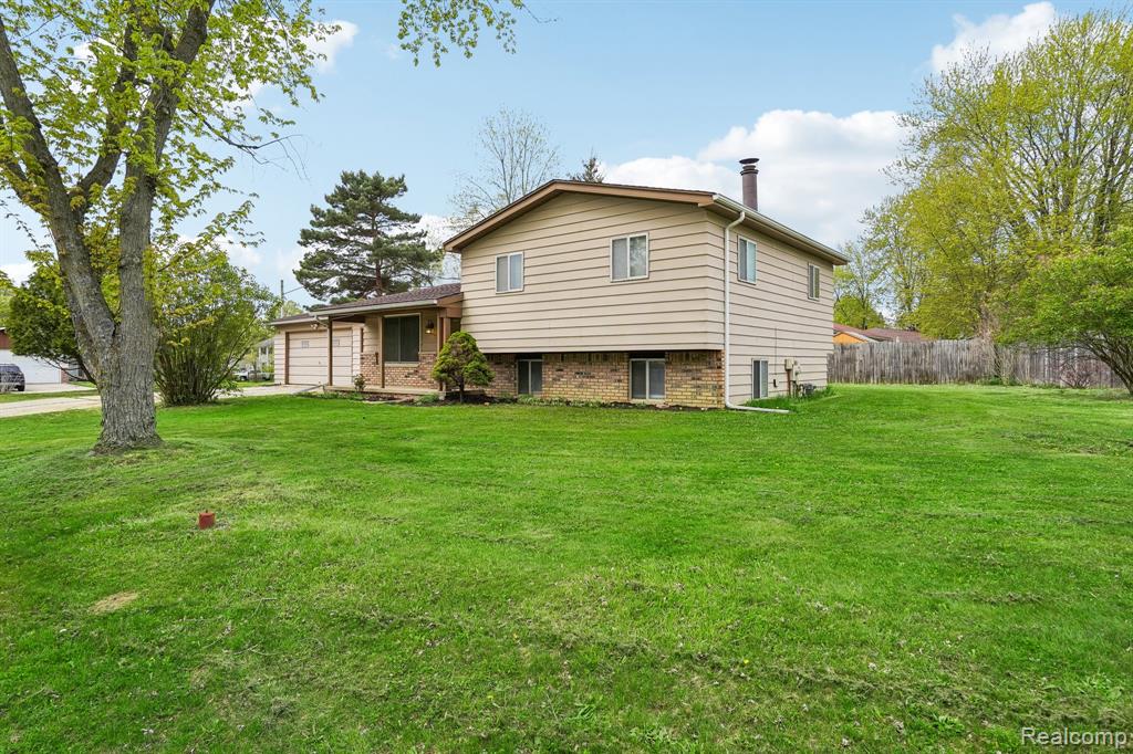 717 Murphy Court Linden, MI 48451 - Photo 2 of 29