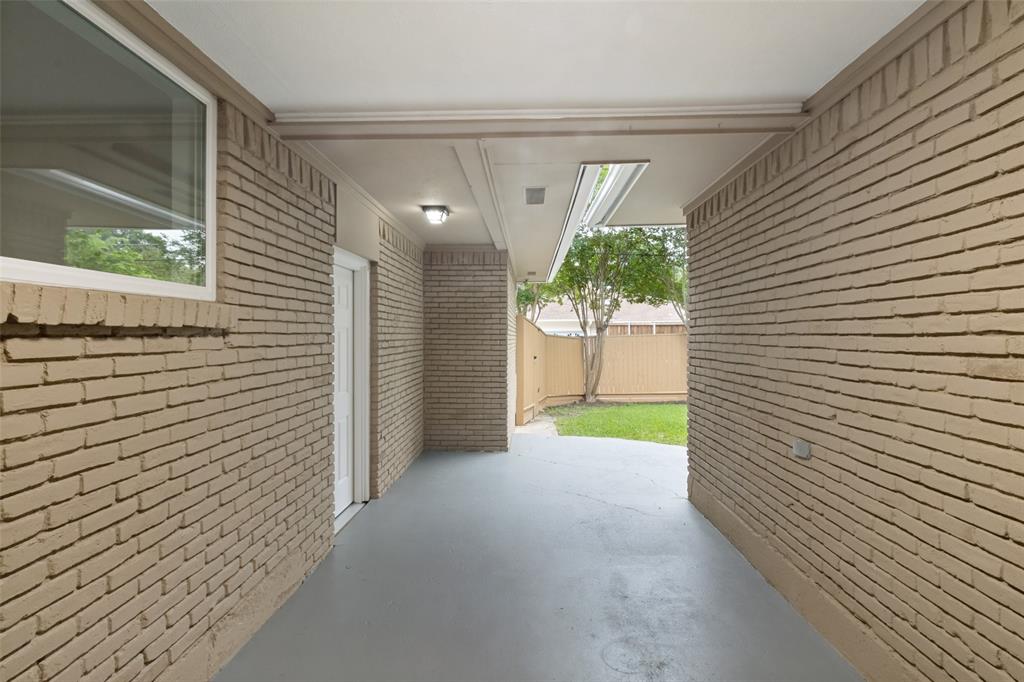 9552 Timberleaf Drive Dallas, TX 75243 - Photo 29 of 32 a view of a back yard from a hallway
