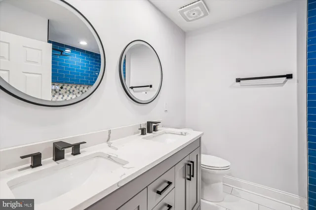 a picture of a wall with a bench in it