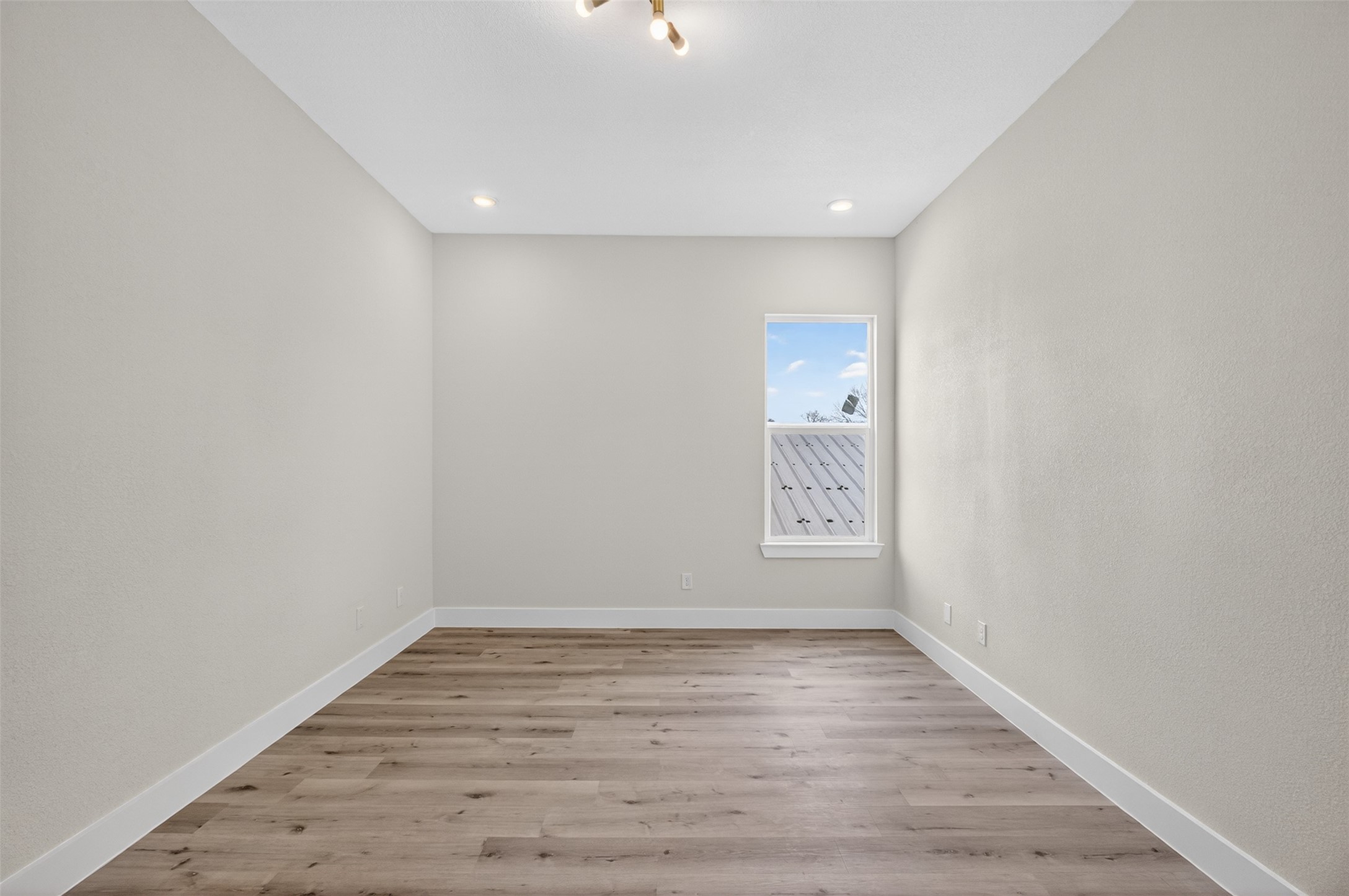 5906 St Augustine Street, Unit F Houston, TX 77021 - Photo 24 of 34 Alternate view of the additional bedroom with a window and recessed lighting.