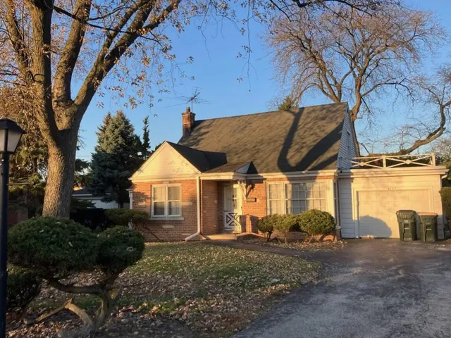 $325,000 | 8142 West Oak Lane, Niles, IL 60714
