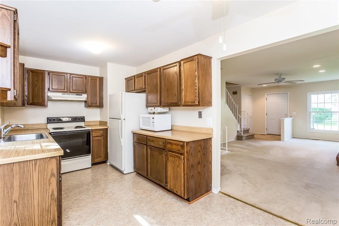 1270 Kings Cove Court Rochester, MI 48306 - Photo 10 of 32 010-Kitchen-4769746-medium.jpg