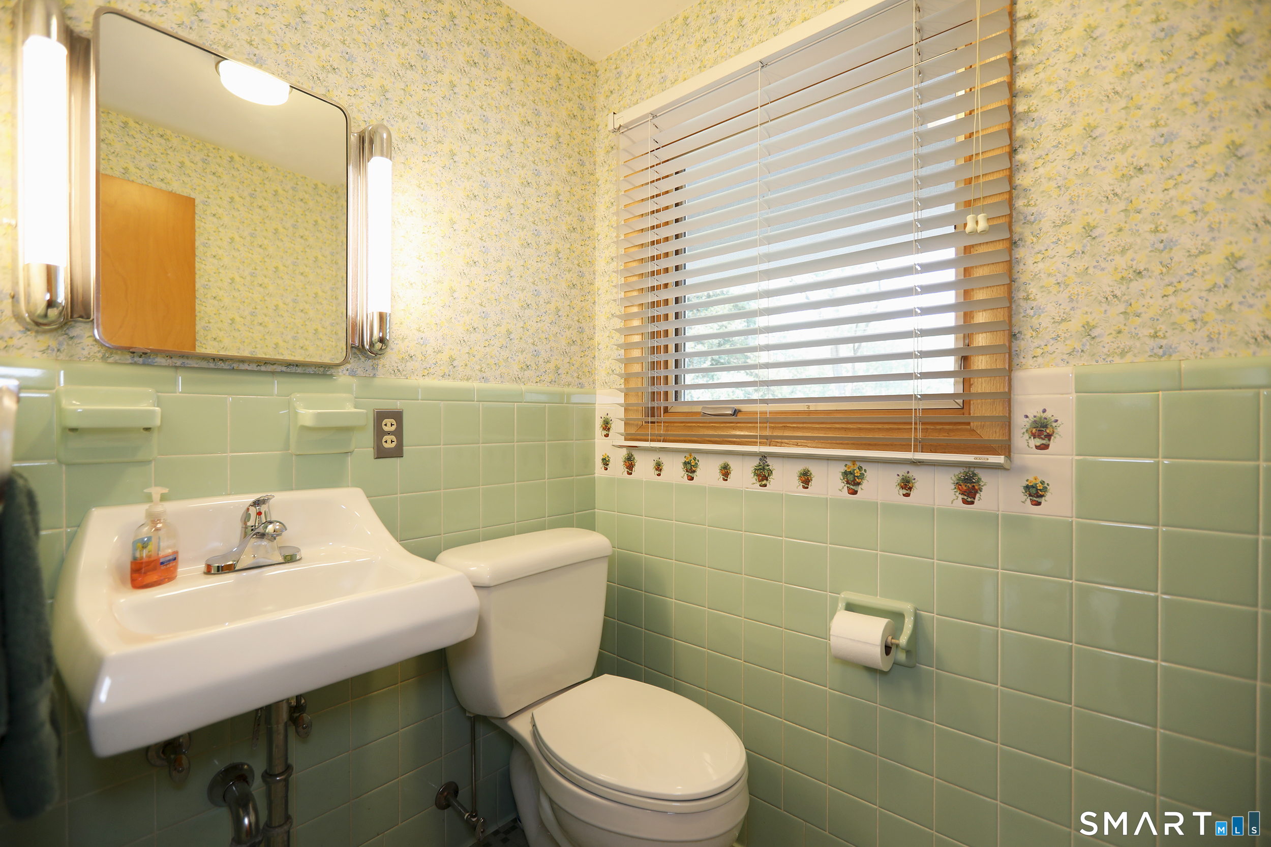 9 Westbrook Road Bloomfield, CT 06002 - Photo 12 of 20 Conveniently located near the laundry and the door closest to the garage