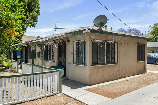 a view of a house with a yard and plants