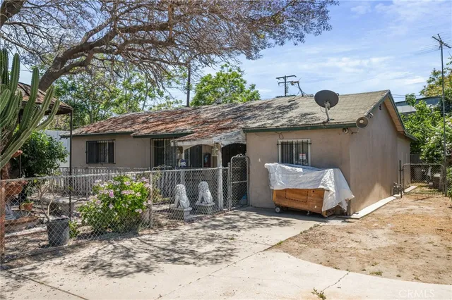 a view of a house with a yard and garage