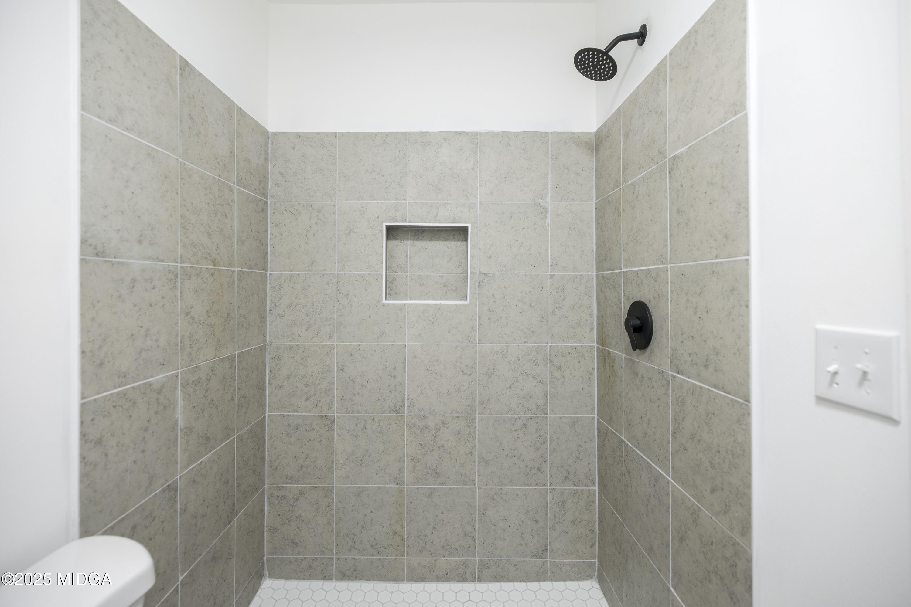 335 Lincoln Avenue Macon, GA 31201 - Photo 17 of 20 a bathroom with a shower