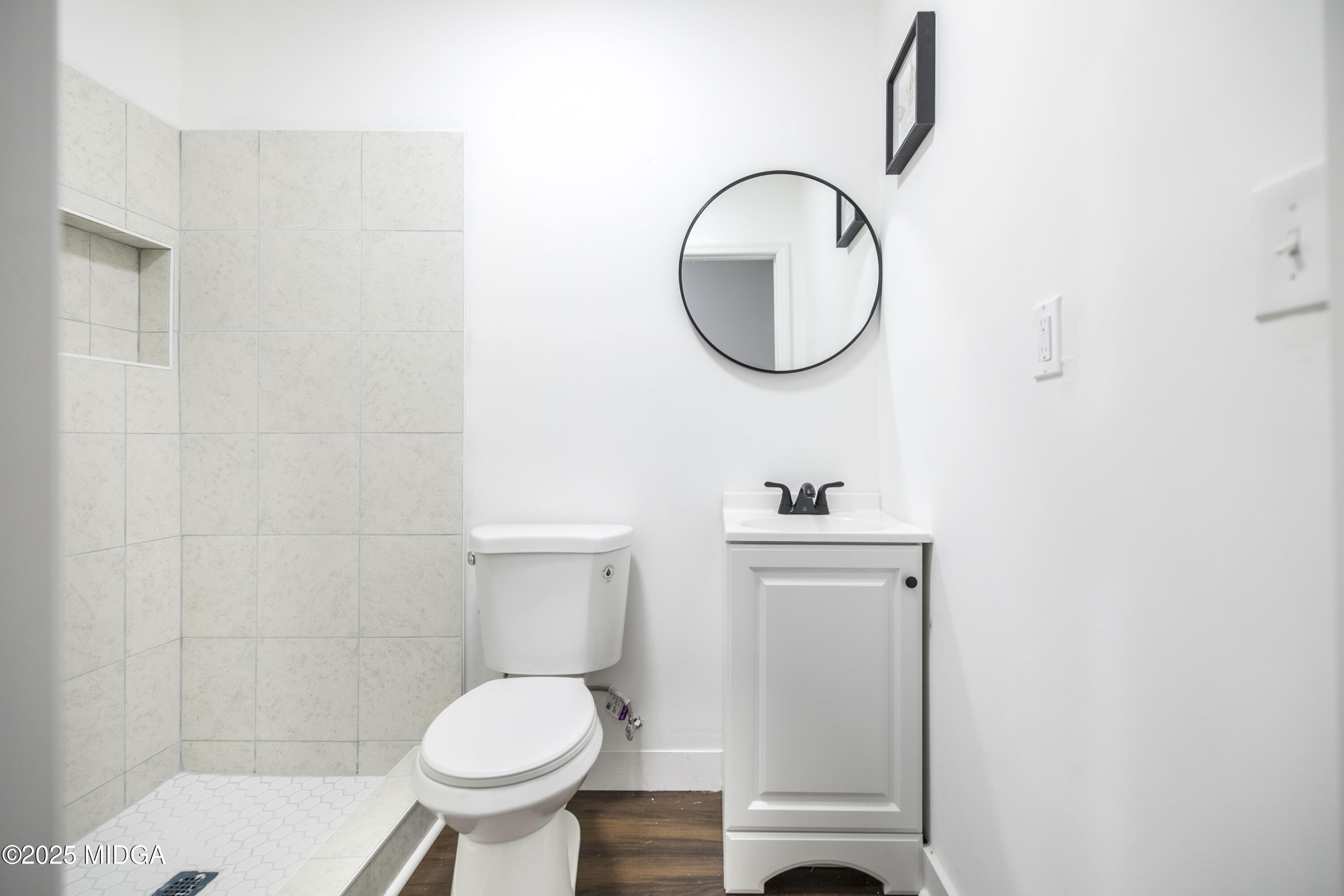 335 Lincoln Avenue Macon, GA 31201 - Photo 19 of 20 a bathroom with a toilet a sink and a mirror