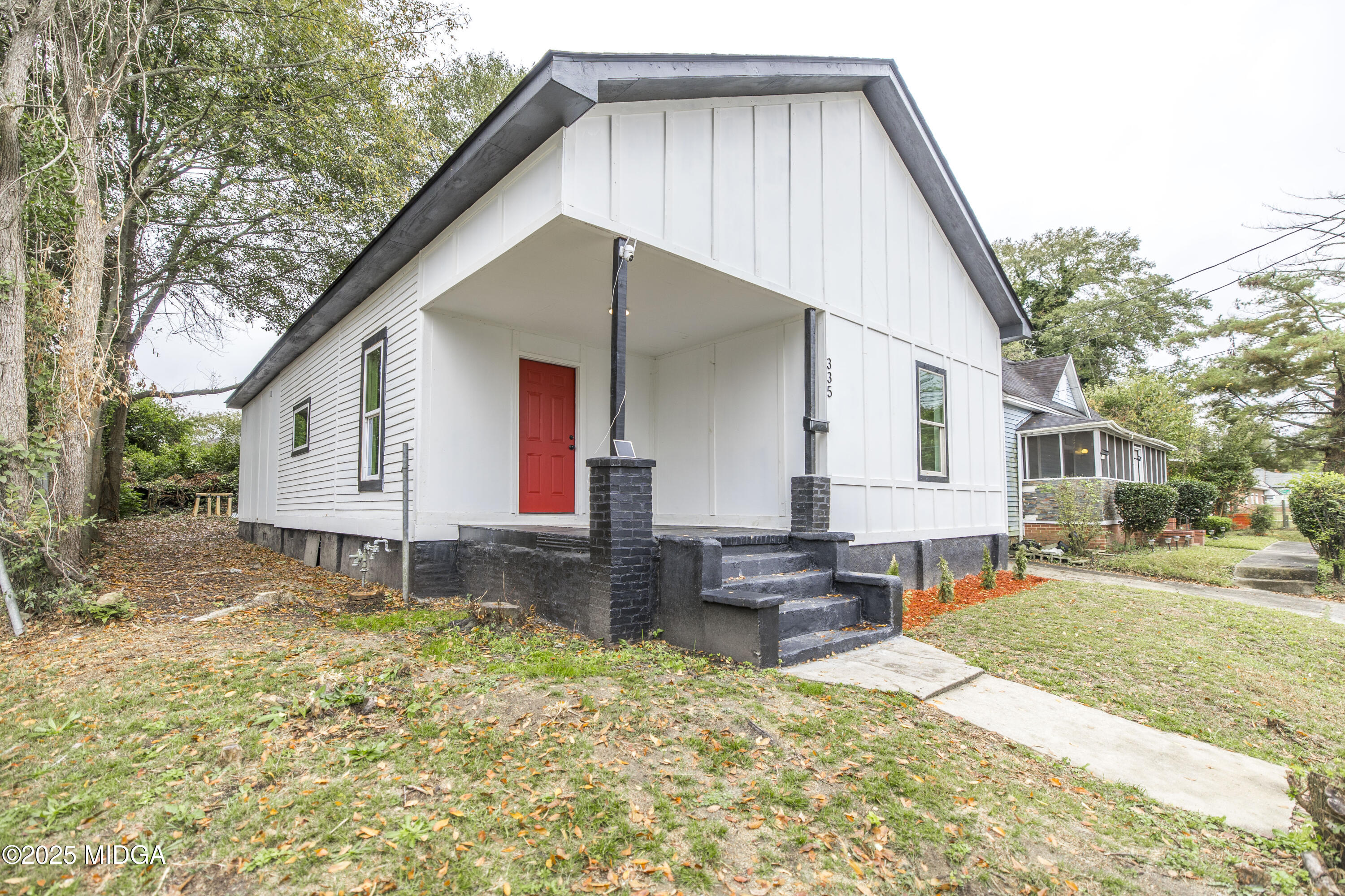 335 Lincoln Avenue Macon, GA 31201 - Photo 3 of 20 a house view with a outdoor space