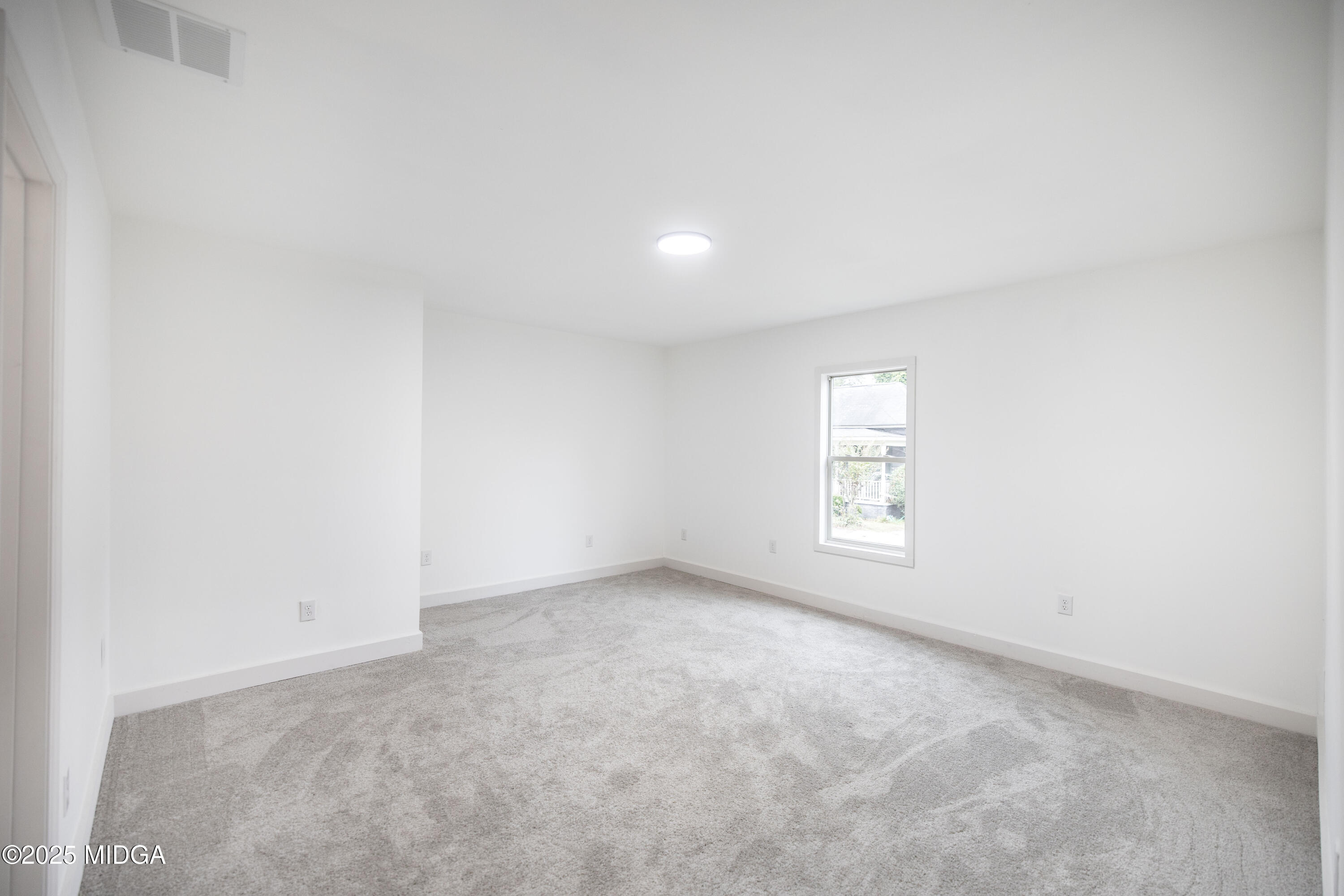 335 Lincoln Avenue Macon, GA 31201 - Photo 10 of 20 an empty room with a window