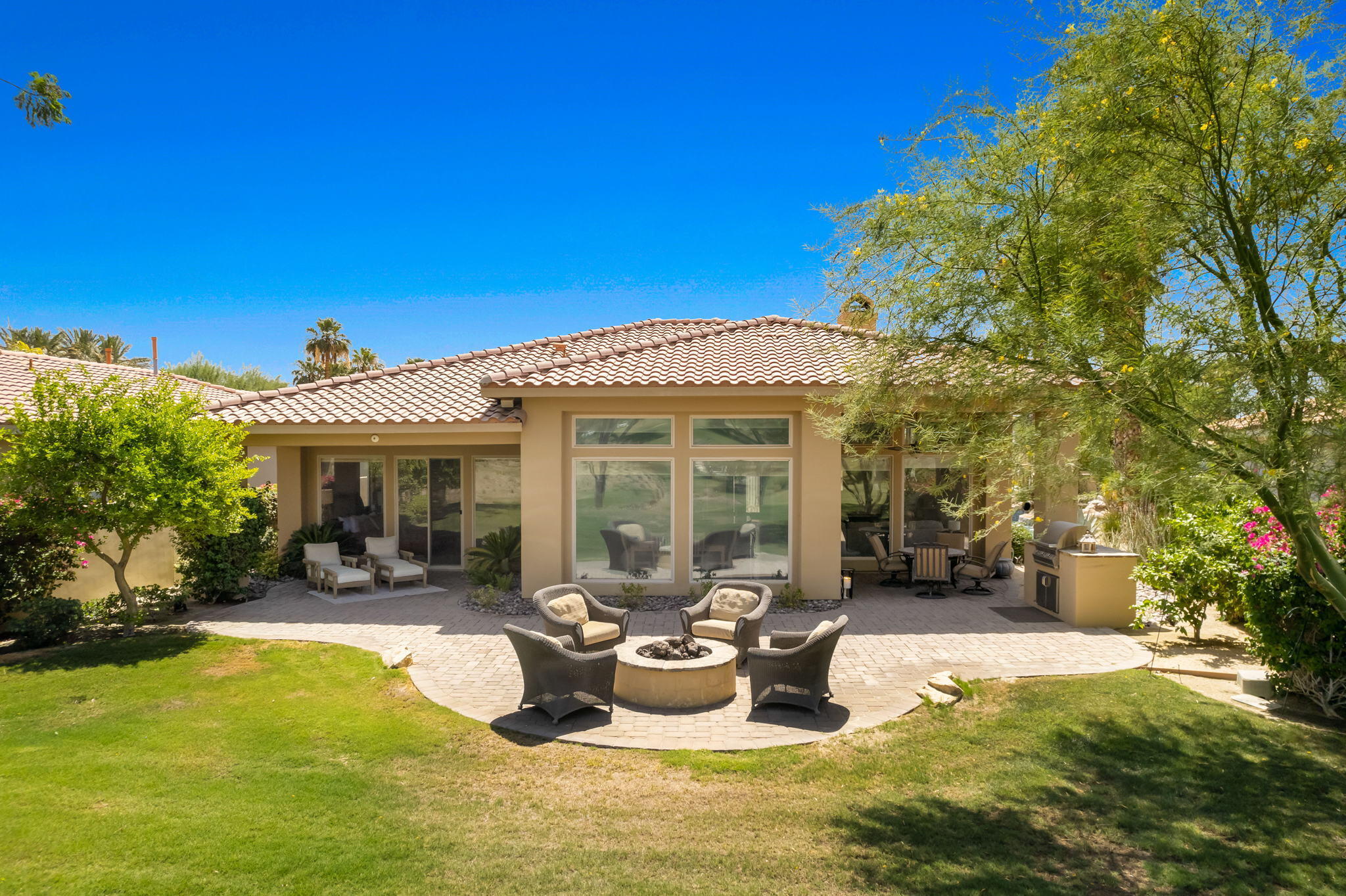 57355 Interlachen La Quinta, CA 92253 - Photo 32 of 35 a view of a house with swimming pool and sitting area