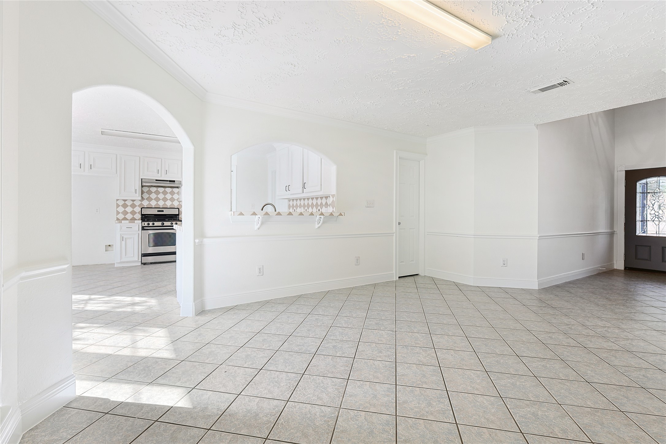 8502 Detroit Street, Unit C Houston, TX 77017 - Photo 5 of 15 an empty room with windows