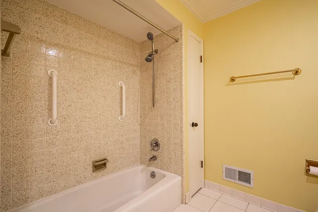 $2,995 | 3061 East Newport Court, Milwaukee, WI 53211