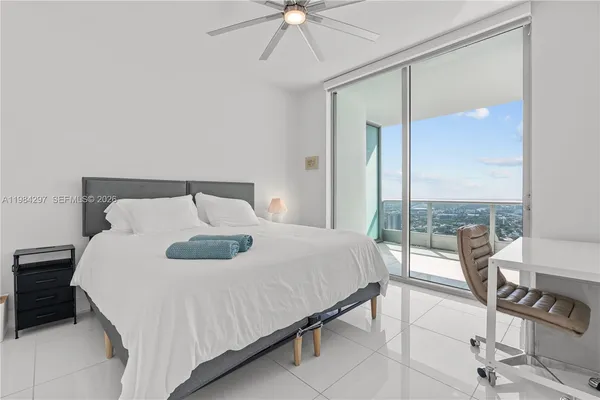 $1,320,000 | 900 Biscayne Boulevard, Unit 5602, Miami, FL 33132