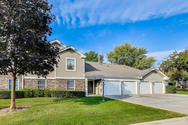 $289,000 | 350 Newgate Court, Unit 2Z, Schaumburg, IL 60193