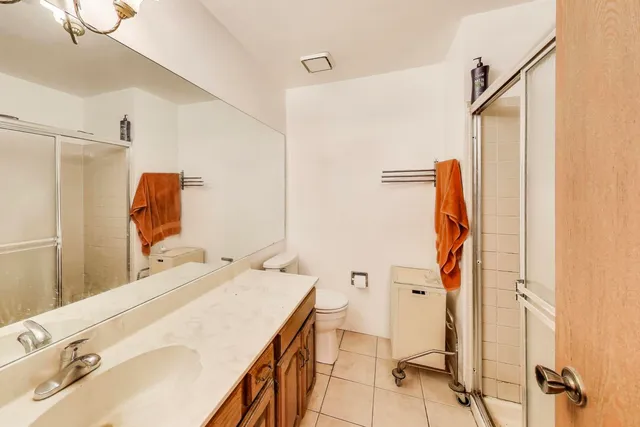 $289,000 | 350 Newgate Court, Unit 2Z, Schaumburg, IL 60193