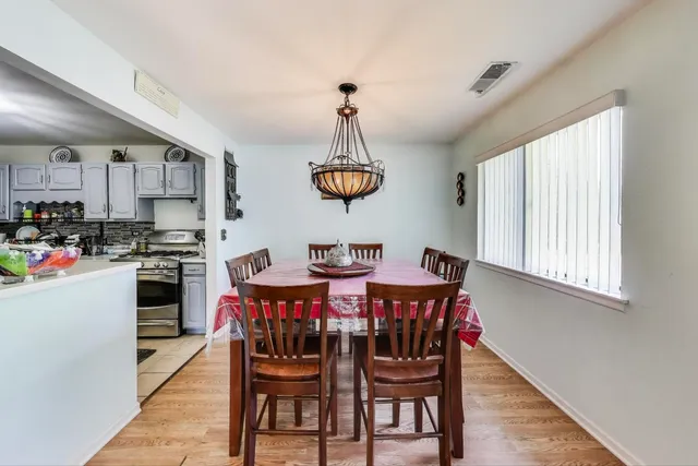 $289,000 | 350 Newgate Court, Unit 2Z, Schaumburg, IL 60193