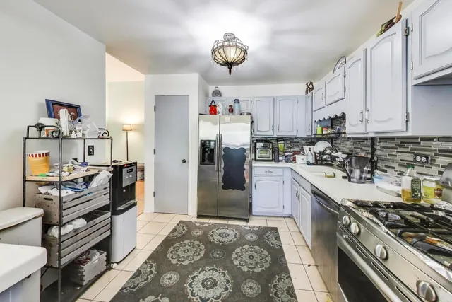 $289,000 | 350 Newgate Court, Unit 2Z, Schaumburg, IL 60193