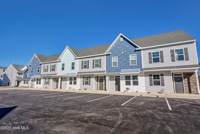 $1,775 | 607 Windsurfing Lane, Sneads Ferry, NC 28460