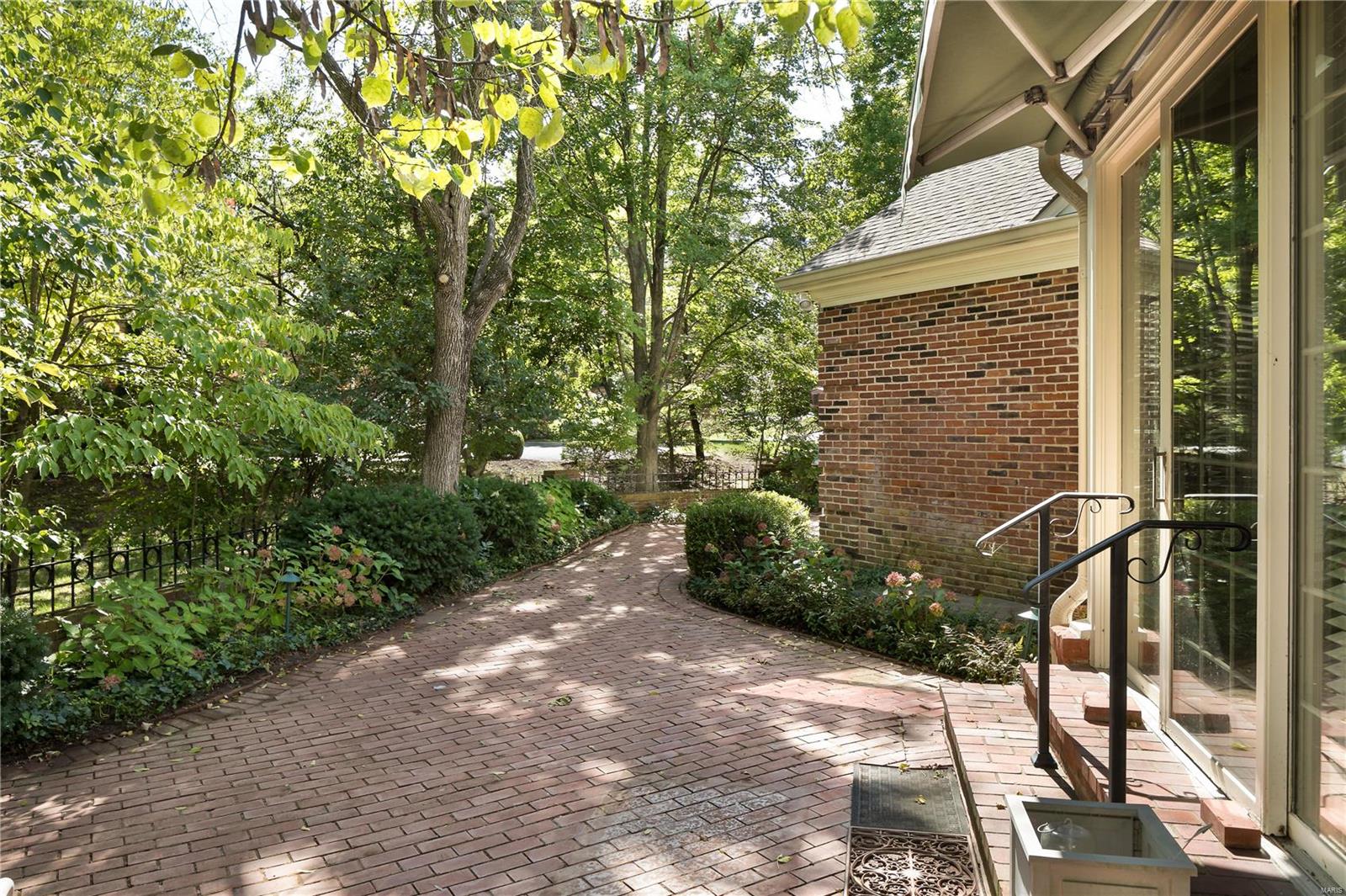 9 Woodbridge Manor Road St. Louis, MO 63141 - Photo 2 of 28 Gallery Image 2