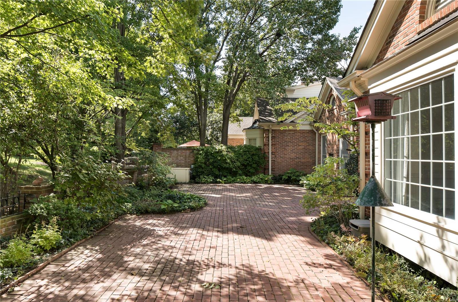 9 Woodbridge Manor Road St. Louis, MO 63141 - Photo 3 of 28 Gallery Image 3