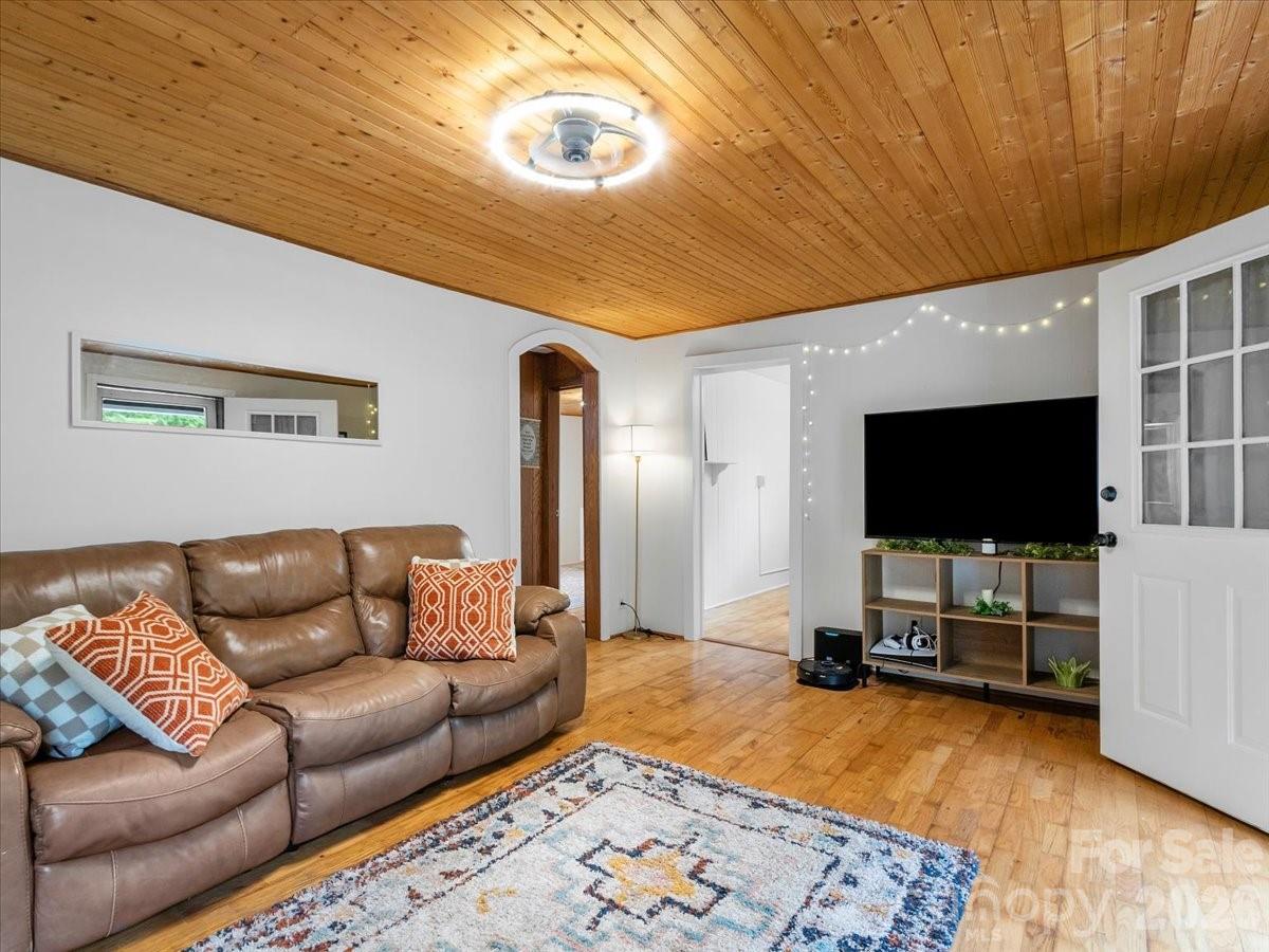 352 Jakes Branch Road Spruce Pine, NC 28777 - Photo 6 of 31
