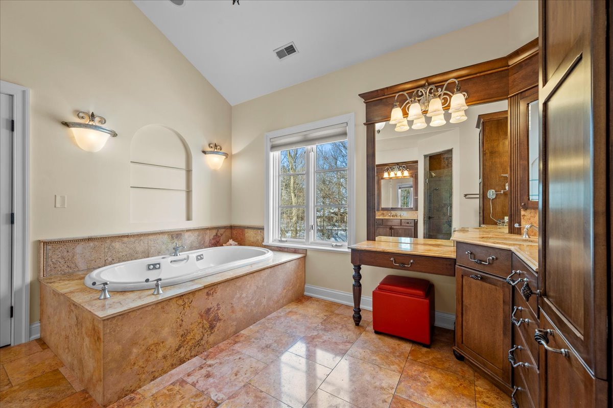 697 Bluff Road Lake Bluff, IL 60044 - Photo 25 of 47 a spacious bathroom with a tub sink and mirror