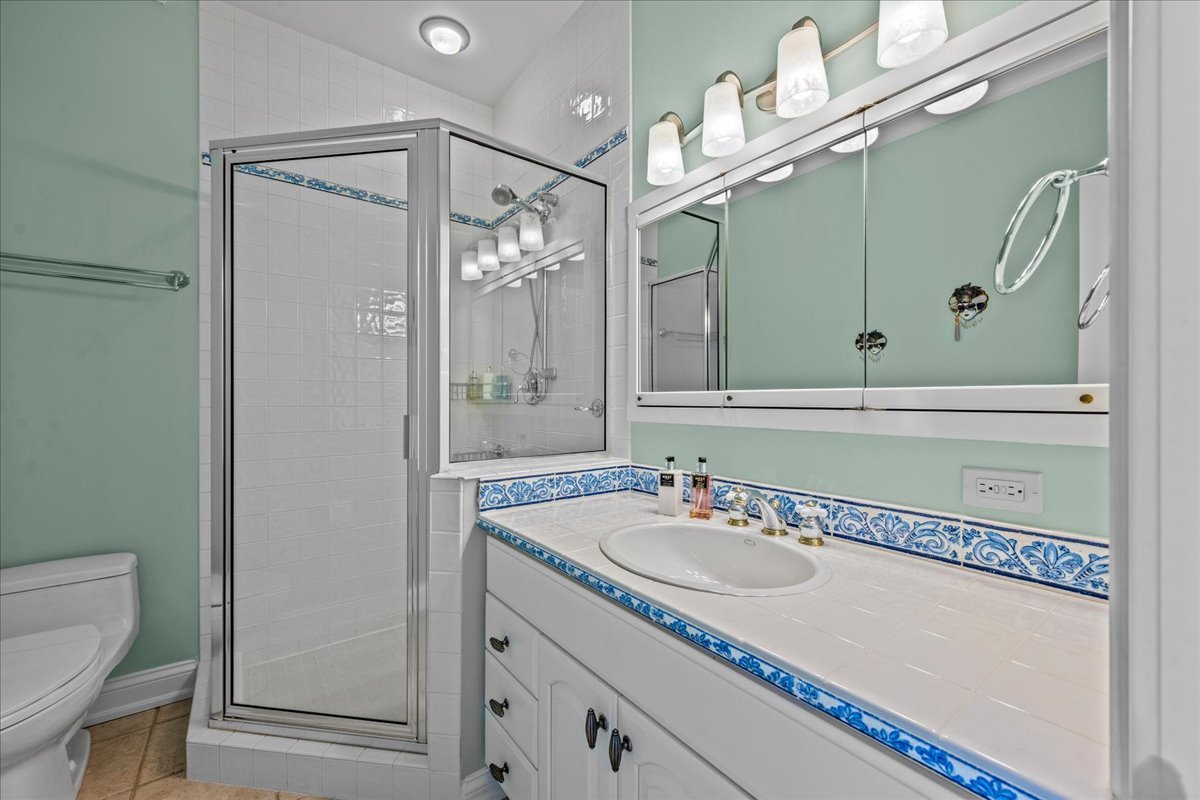697 Bluff Road Lake Bluff, IL 60044 - Photo 29 of 47 a bathroom with a sink a toilet and a mirror