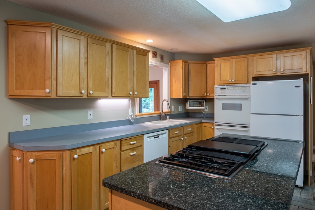 82 Aubinwood Road Amherst, MA 01002 - Photo 9 of 37