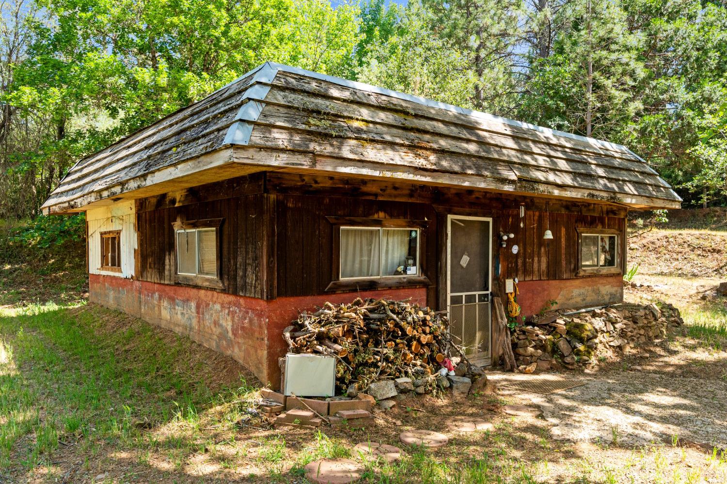 13433 Newtown Road Nevada City, CA 95959 - Photo 2 of 33 a front view of a house with a yard