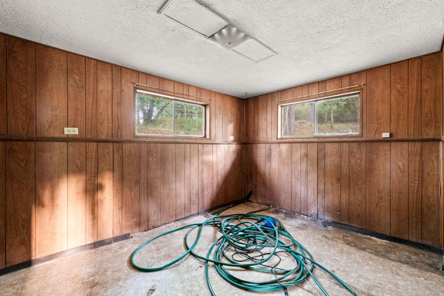 13433 Newtown Road Nevada City, CA 95959 - Photo 32 of 33 a room with furniture and window