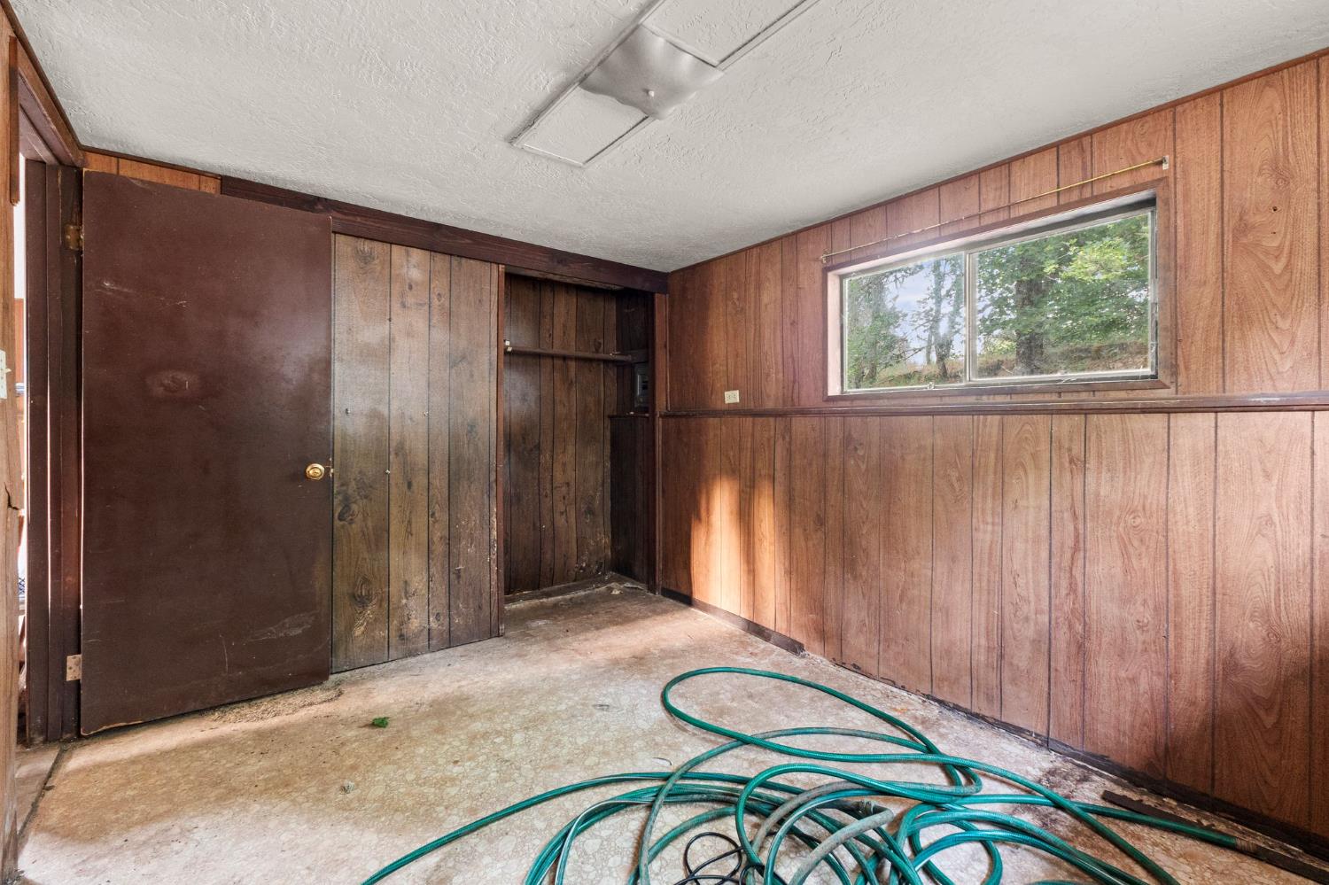 13433 Newtown Road Nevada City, CA 95959 - Photo 33 of 33 a very nice looking room with a large window