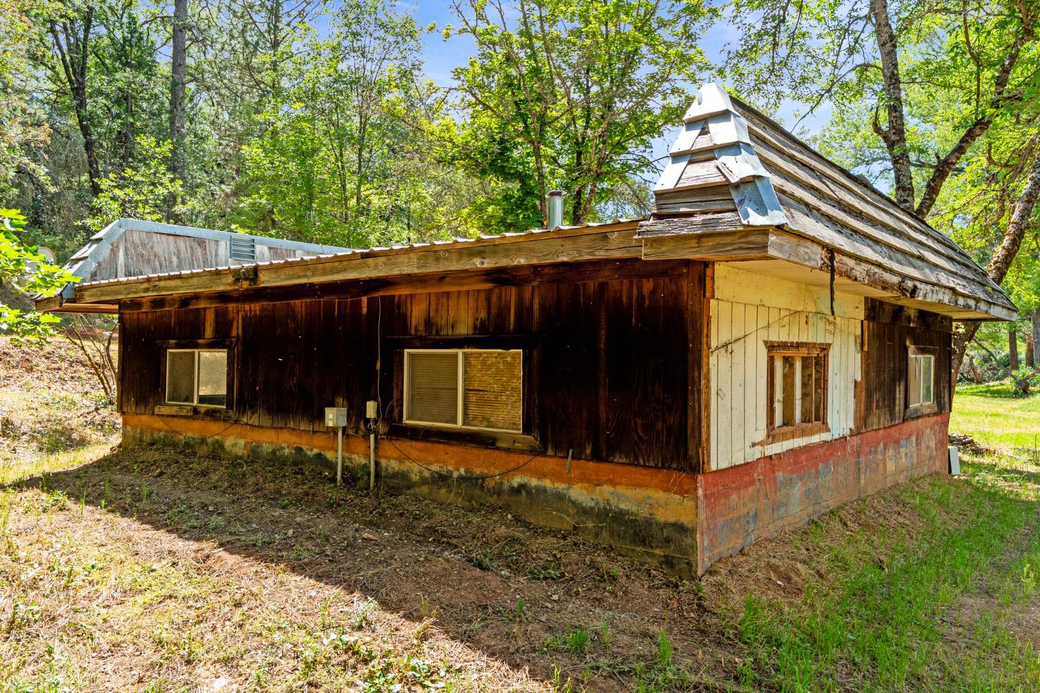 13433 Newtown Road Nevada City, CA 95959 - Photo 6 of 33 a front view of a house with a yard