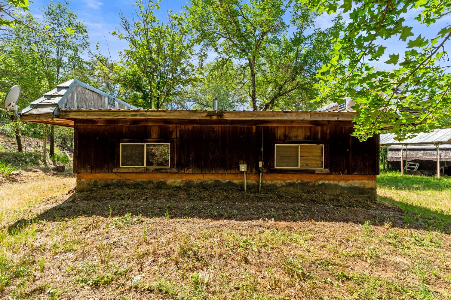 13433 Newtown Road Nevada City, CA 95959 - Photo 7 of 33 a front view of a house with a yard and garage