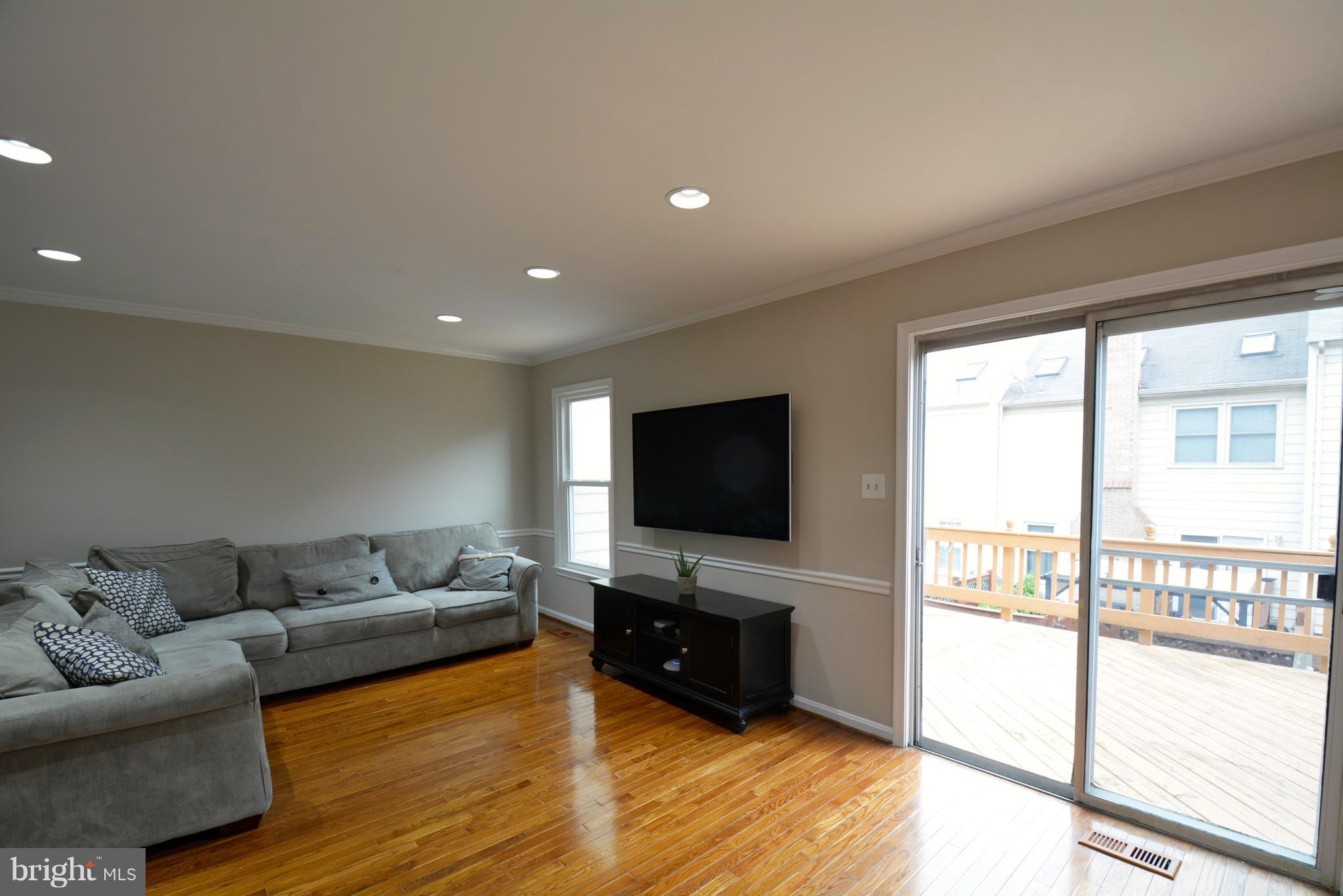 108 West Locust Street Occoquan, VA 22125 - Photo 17 of 30 Living Room