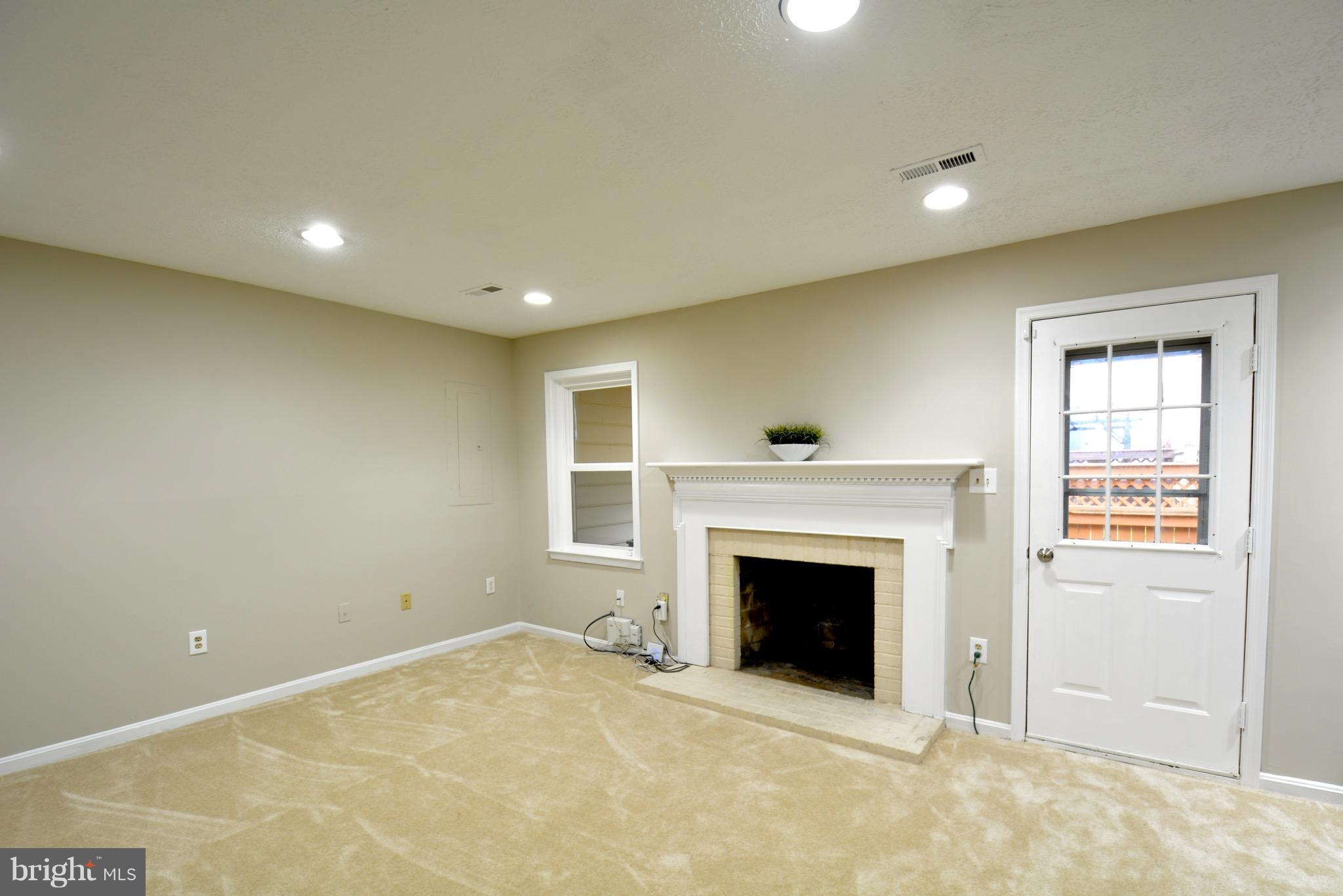 108 West Locust Street Occoquan, VA 22125 - Photo 4 of 30 Family Room