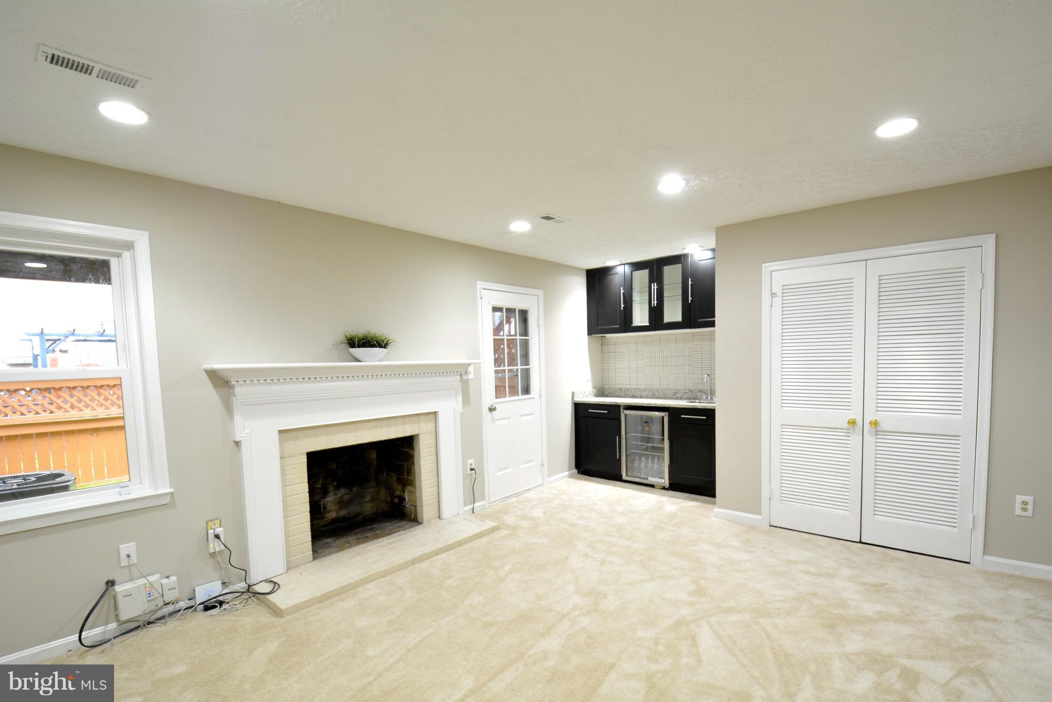 108 West Locust Street Occoquan, VA 22125 - Photo 5 of 30 Family Room with wet bar