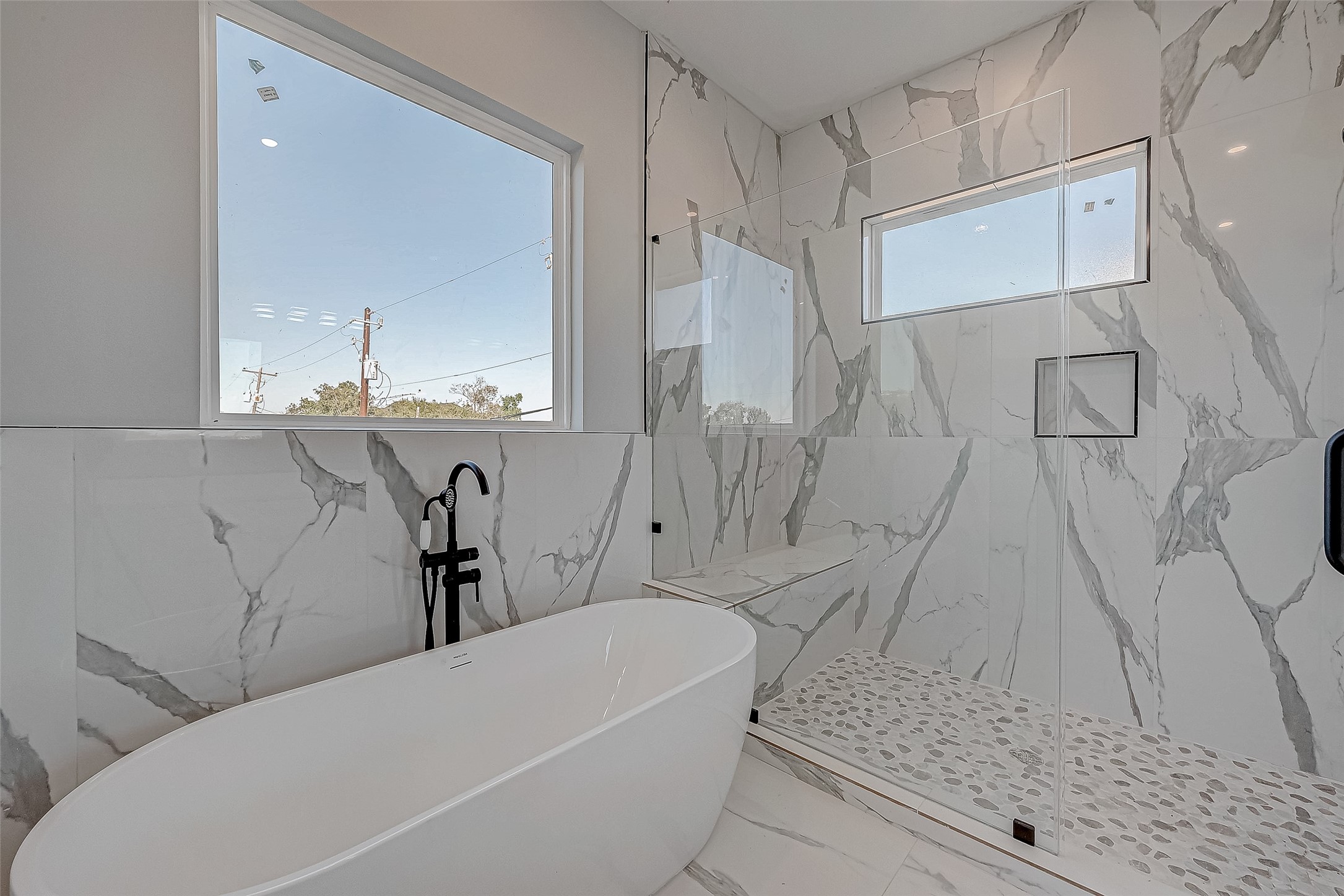 6840 Del Rio Street Houston, TX 77021 - Photo 41 of 49 a bathroom with a bathtub and a sink