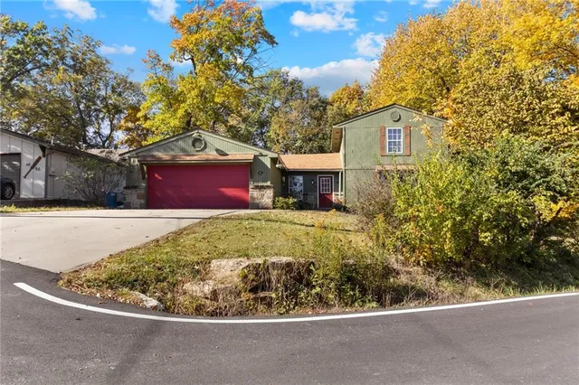 $790,000 | 95 M Street, Lake Lotawana, MO 64086