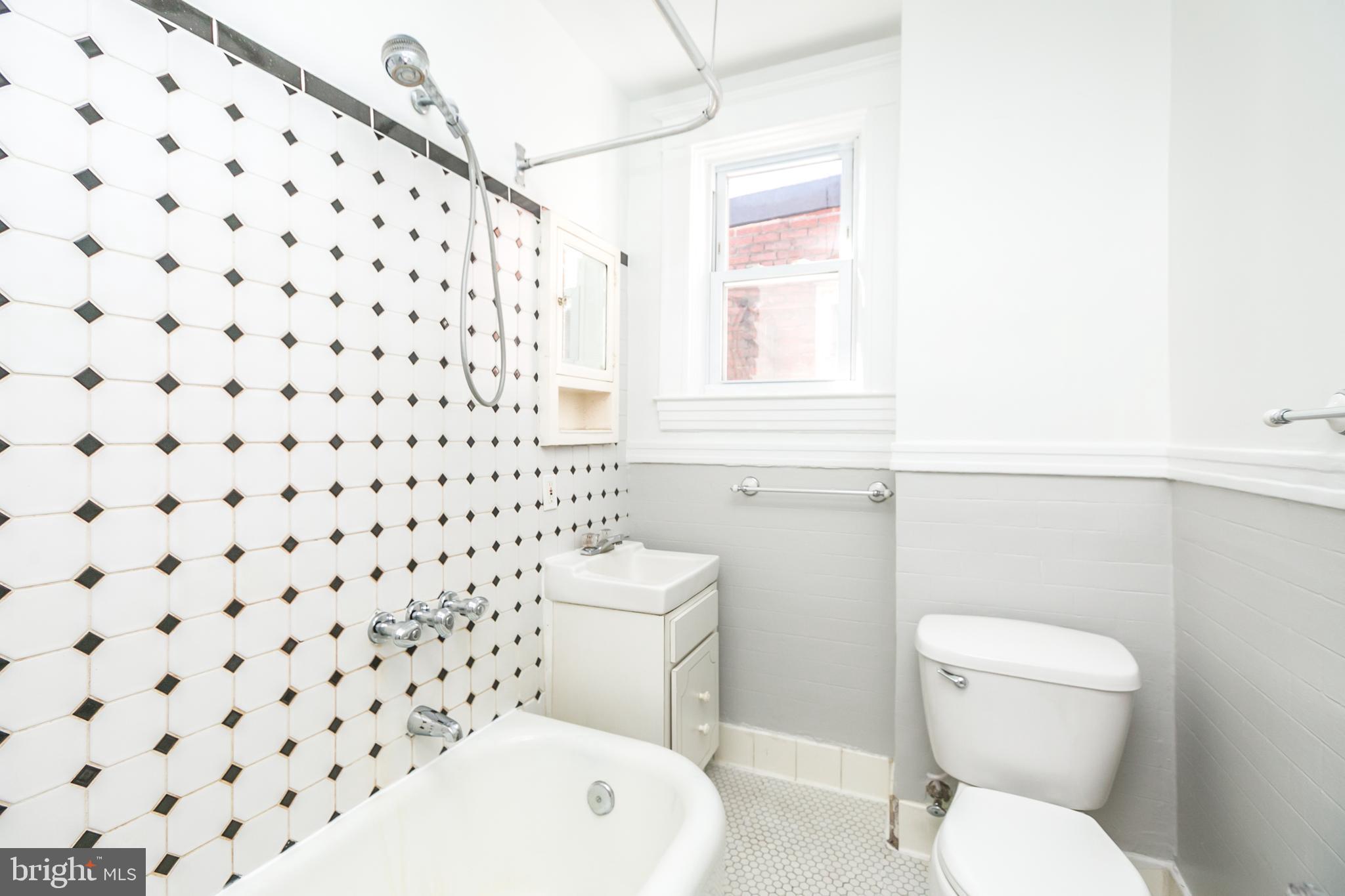 321 East 29th Street Baltimore, MD 21218 - Photo 26 of 34 Full bathroom with tub