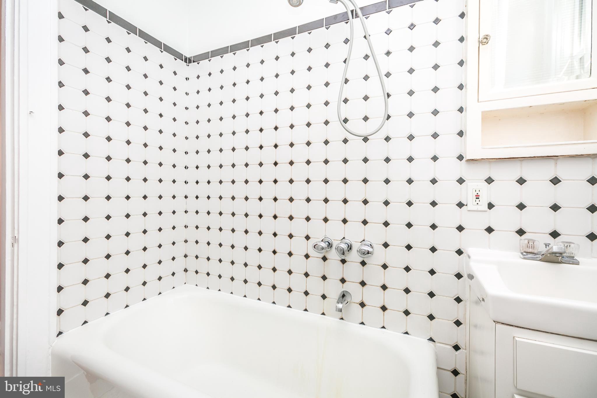 321 East 29th Street Baltimore, MD 21218 - Photo 27 of 34 Ceramic tile