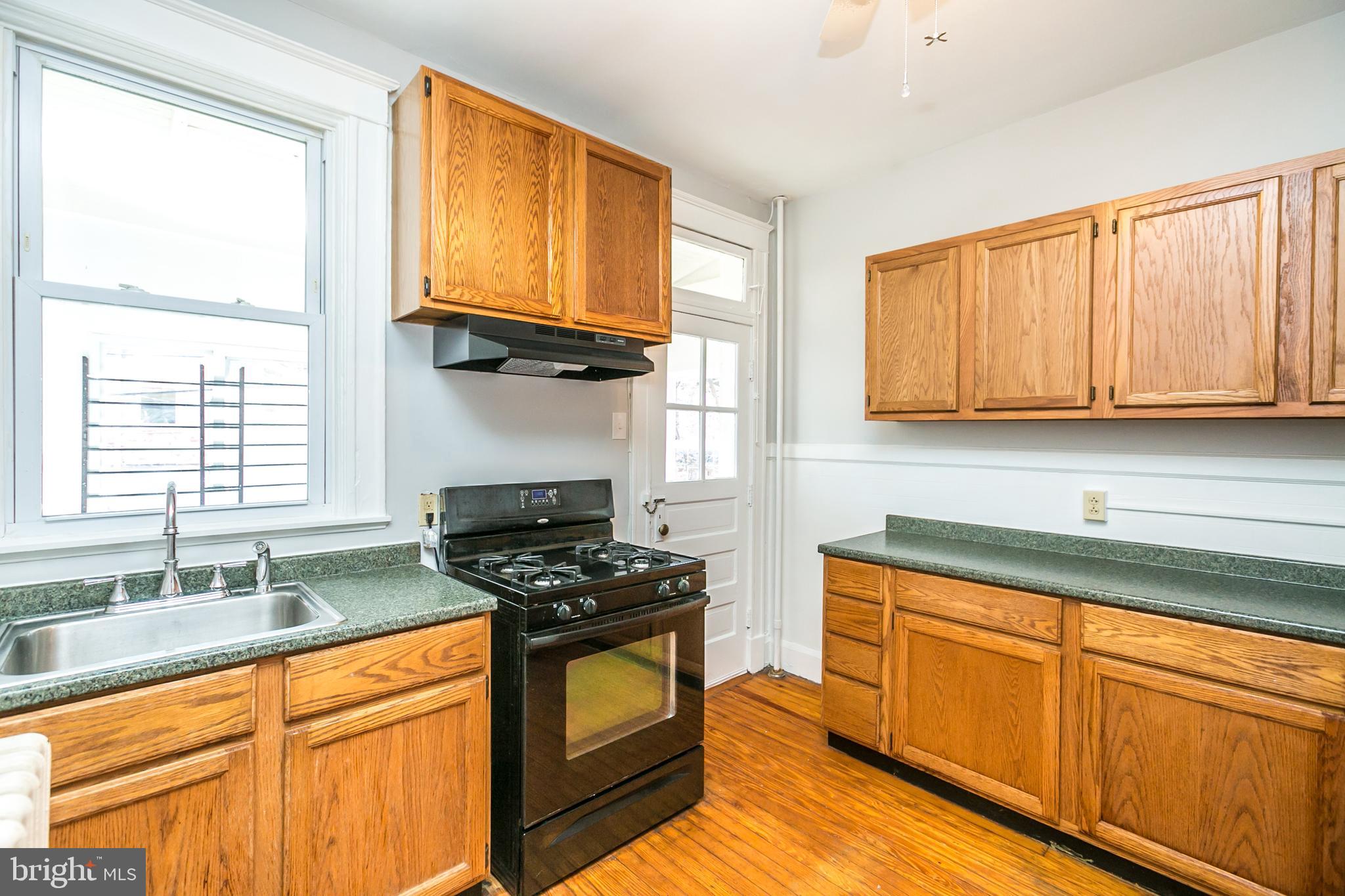 321 East 29th Street Baltimore, MD 21218 - Photo 10 of 34 Kitchen with gas cooking