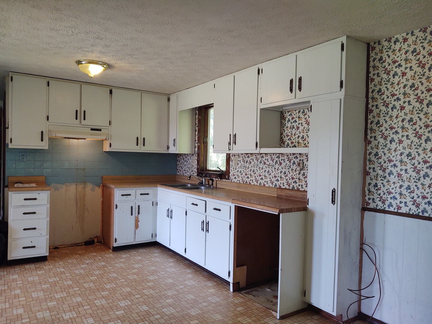 1045 Ozark Road Ozark, IL 62972 - Photo 10 of 17 a kitchen with granite countertop a sink and cabinets