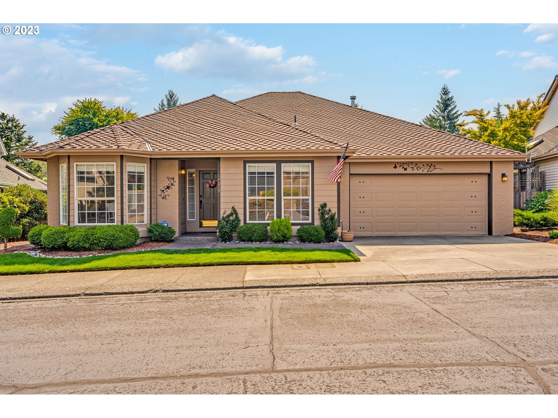 14029 Southeast 35th Loop Vancouver, WA 98683 - Photo 2 of 48 a front view of a house with a yard and a garage