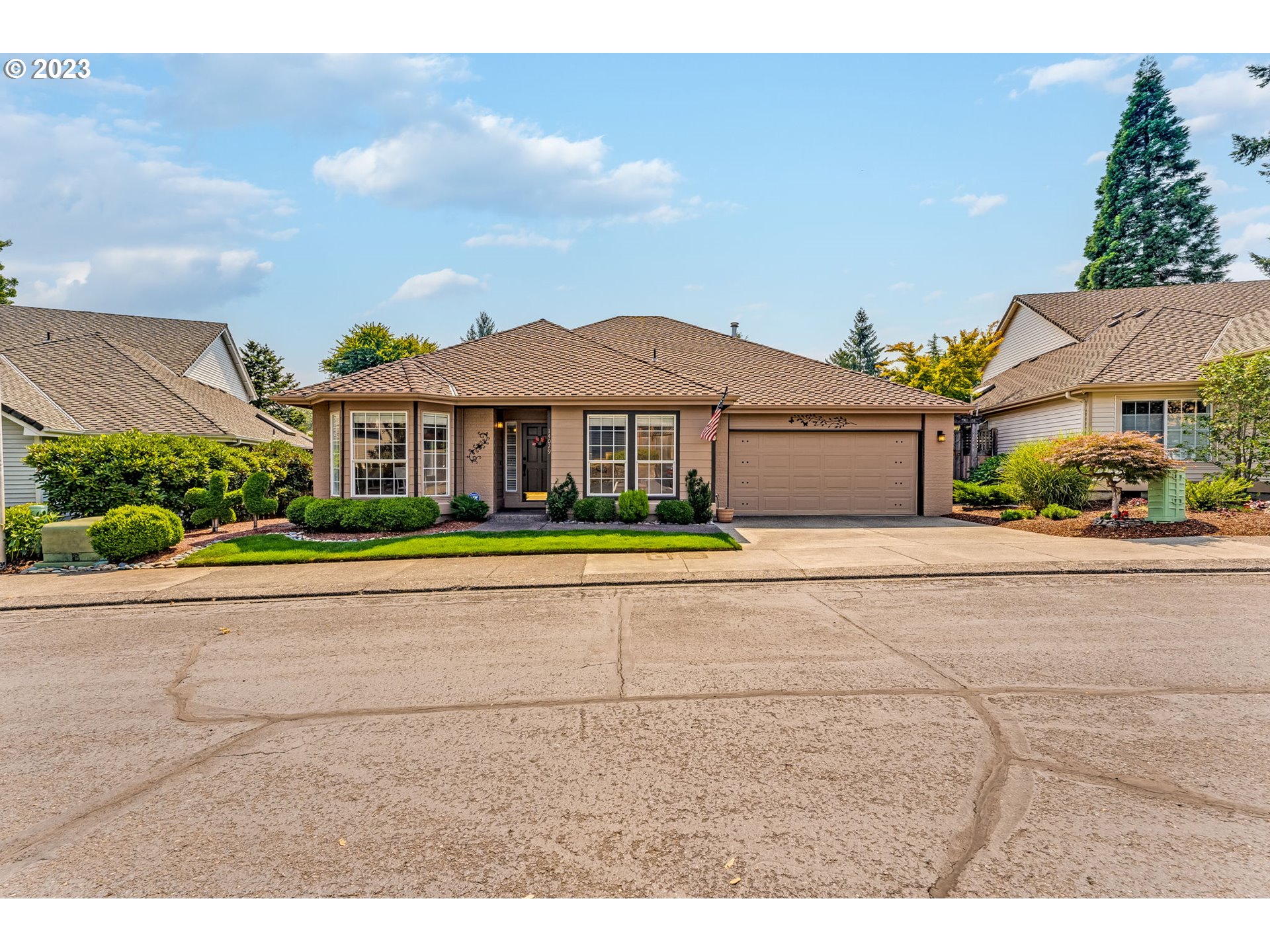 14029 Southeast 35th Loop Vancouver, WA 98683 - Photo 37 of 48 a front view of a house with a garden and plants