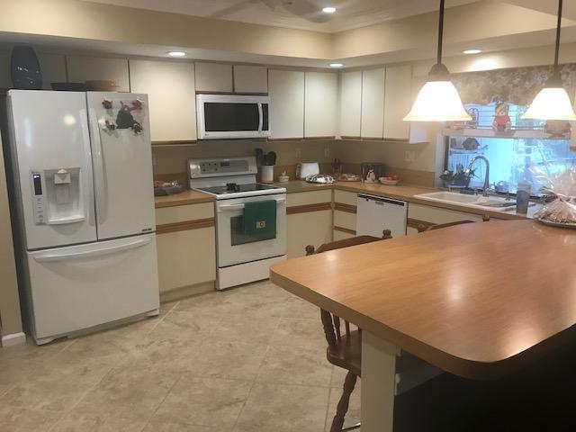 21173 Raindance Lane Boca Raton, FL 33428 - Photo 28 of 48 KITCHEN-BREAKFAST BAR AREA
