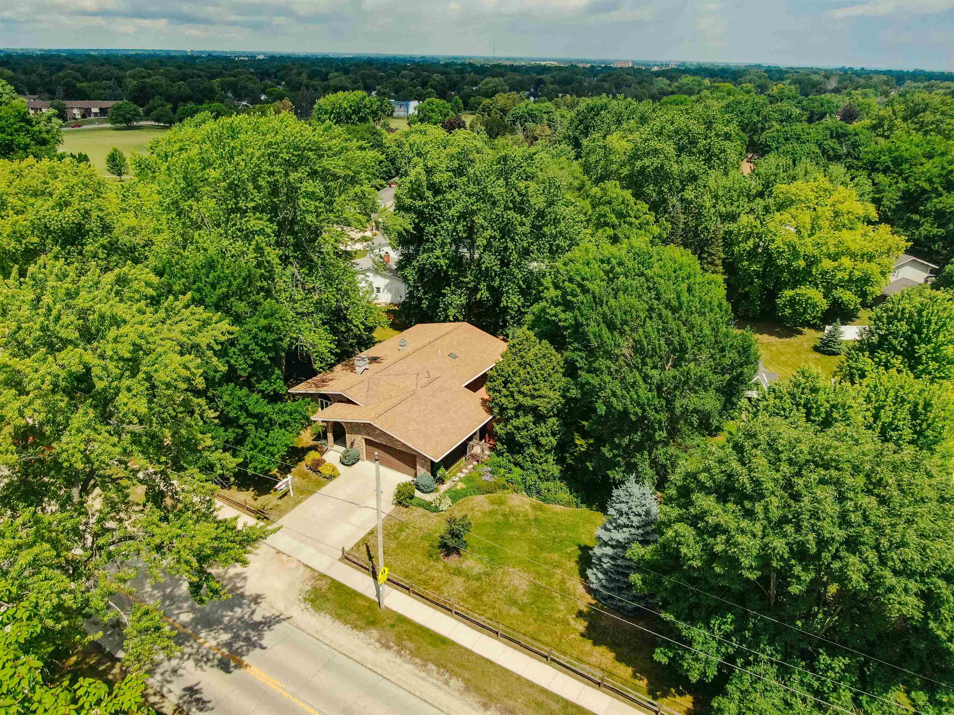323 Old Pioneer Road Fond du Lac, WI 54935 - Photo 2 of 51