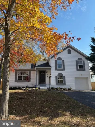 a view of a house with backyard